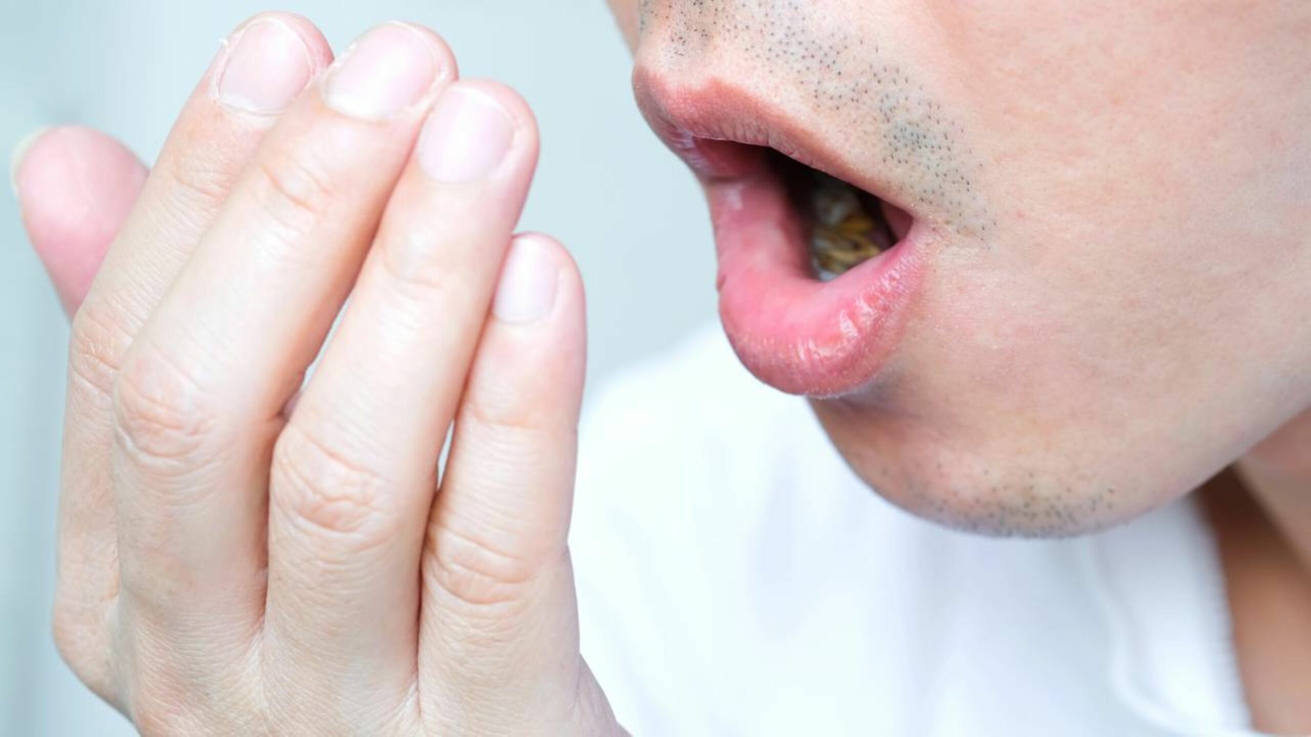 Como o mau hálito atinge milhões e pode revelar inflamações e doenças silenciosas