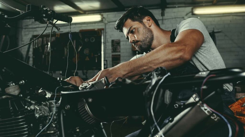 Ignorar a luz da injeção do carro pode transformar um defeito simples em prejuízo alto