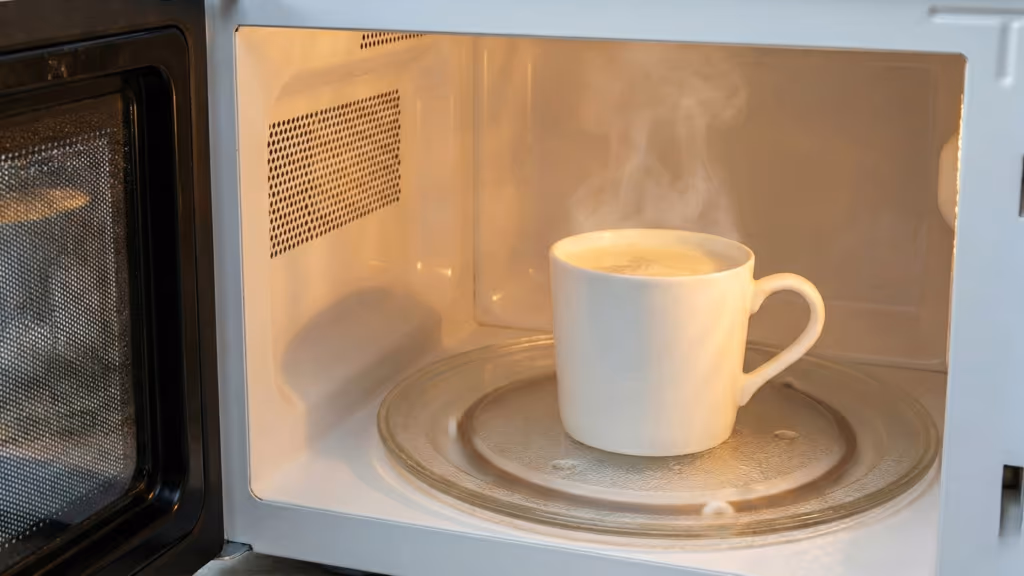 Pouca gente sabe, mas aquecer água ou leite no micro-ondas pode ser perigoso e causar grandes danos