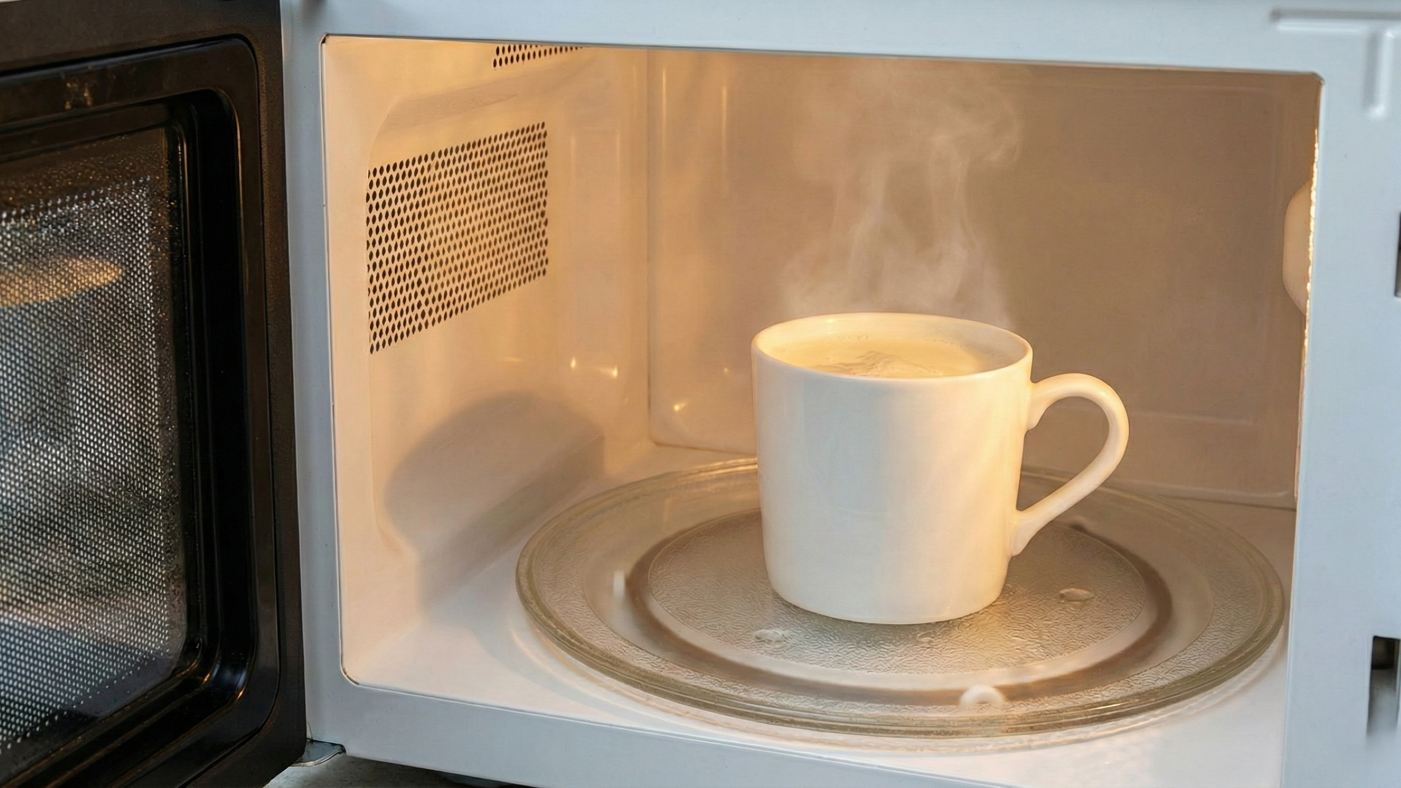 Pouca gente sabe, mas aquecer água ou leite no micro-ondas pode ser perigoso e causar grandes danos