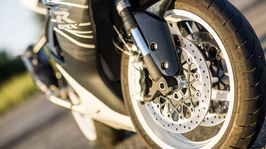 Pneu de moto tem validade e estoque antigo pode comprometer sua segurança sem você perceber