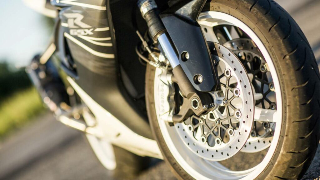 Pneu de moto tem validade e estoque antigo pode comprometer sua segurança sem você perceber