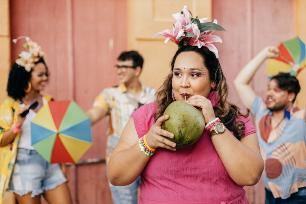 Alimentação no Carnaval: 5 dicas práticas para manter a energia e a saúde na folia