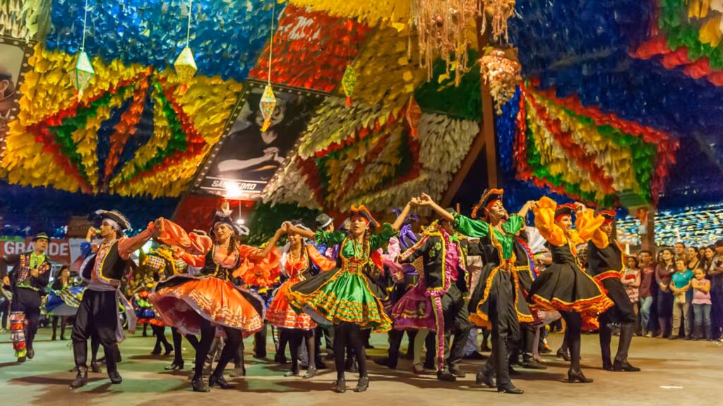 A cidade do interior que se transforma no maior arraial a céu aberto do planeta: 30 dias de forró, 3 milhões de visitantes e um Parque do Povo que não dorme