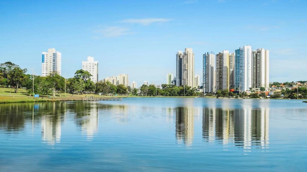 A capital mundial das árvores: a cidade mais verde do Brasil com a 2ª melhor qualidade de vida entre as capitais, onde 91% das ruas são cobertas por sombra e o ar é puro o ano inteiro