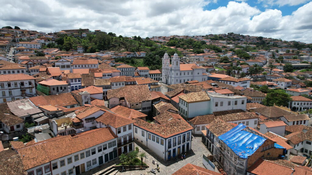 A cidade mineira dos diamantes fundada em 1690: com o ar mais puro da serra, um parque estadual de trilhas infinitas e o título mais cobiçado da UNESCO