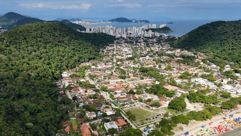 A cidade que impressiona com qualidade de vida excepcional e a praia mais premiada da América do Sul há 16 anos