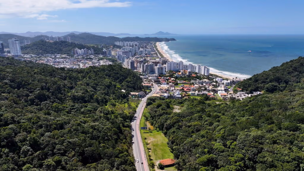 A capital catarinense da logística: cidade fundada em 1860 com o maior PIB per capita do estado, praias badaladas e o porto que conecta o Brasil ao mundo