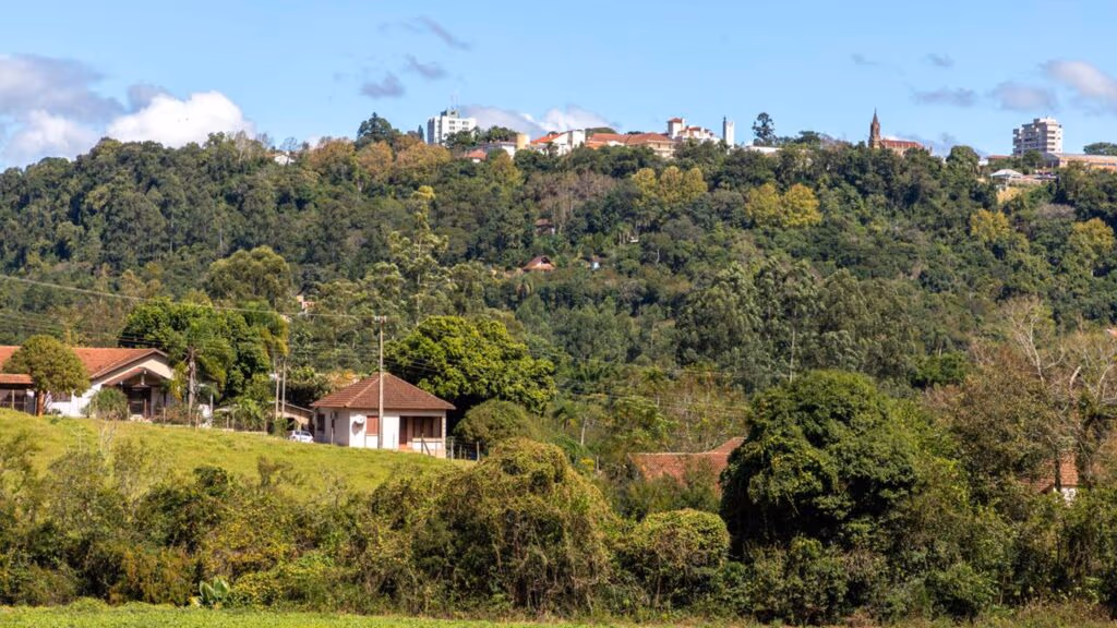 Cidade que a Alemanha construiu no Brasil: ruas floridas, gastronomia típica e a cachaça mais premiada da região sul