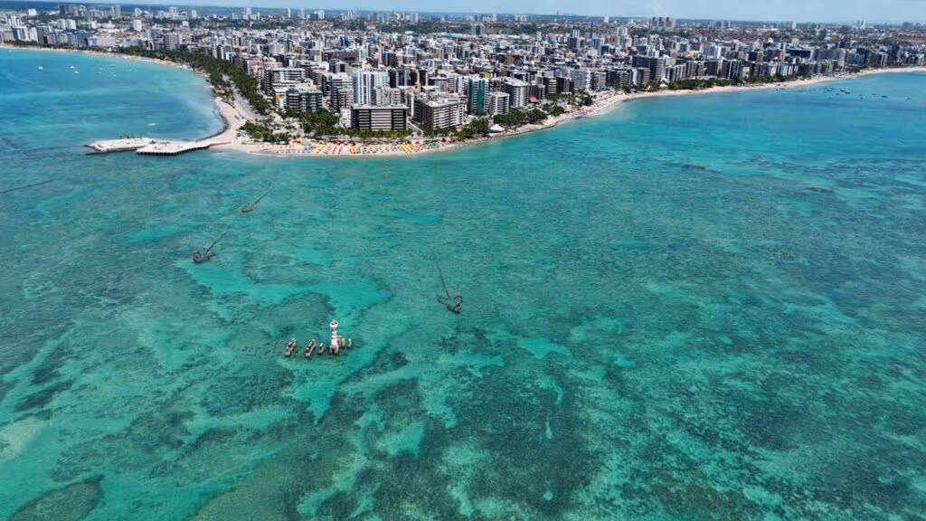 Eleita a melhor cidade do Brasil para visitar: a capital com 40 km de praias urbanas e mar verde do Caribe