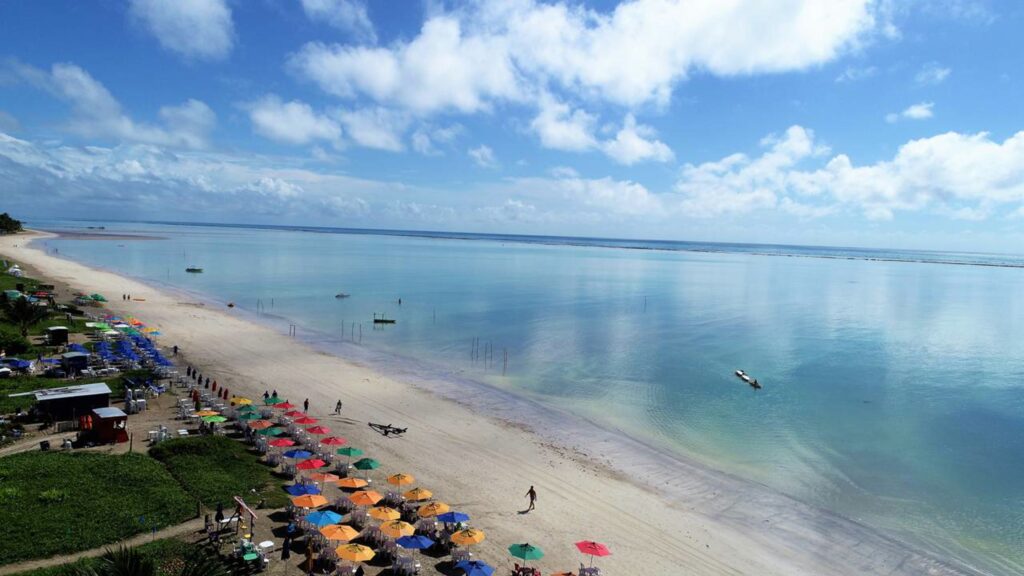 O vilarejo alagoano que ganhou o apelido de Caribe Brasileiro tem 6 km de praia, águas cristalinas e um mar que parece pintado de azul-turquesa