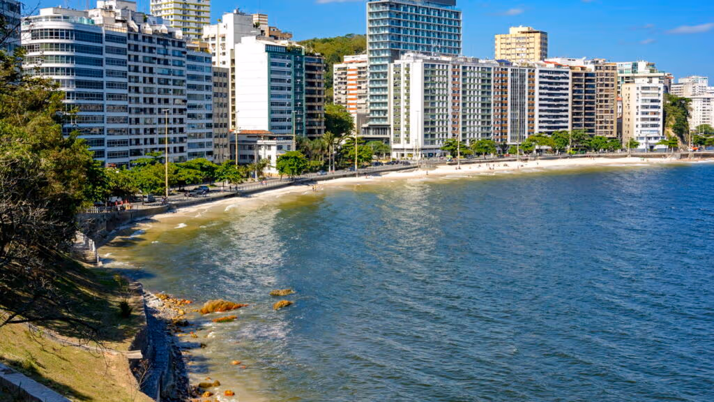 Foi capital até 1975, perdeu o título, mas ganhou a melhor qualidade de vida do estado: uma cidade fluminense com praias oceânicas de tirar o fôlego