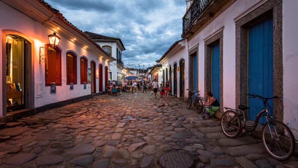A vila que parou no tempo e está entre as 50 mais bonitas do mundo: 65 ilhas, 100 praias e ruas que o mar lava há 200 anos