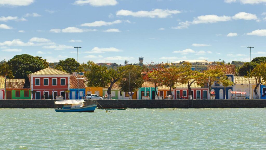 Essa cidade guarda o patrimônio mais antigo do Brasil, com mais de 500 anos de idade e 90 km de praias no litoral do Nordeste