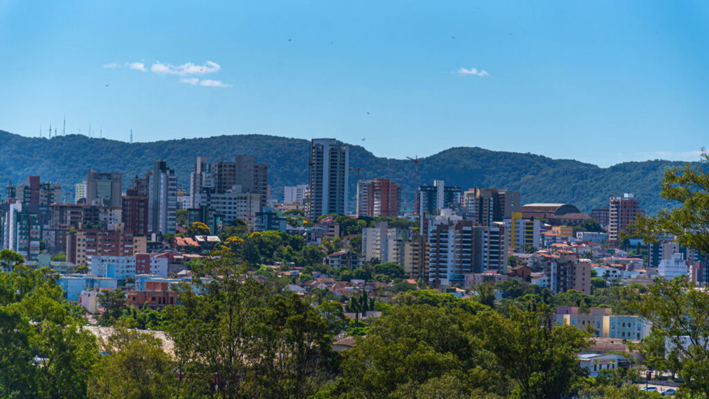 No coração do Rio Grande do Sul, a cidade que guarda os dinossauros mais antigos do mundo e a 1ª universidade federal do interior