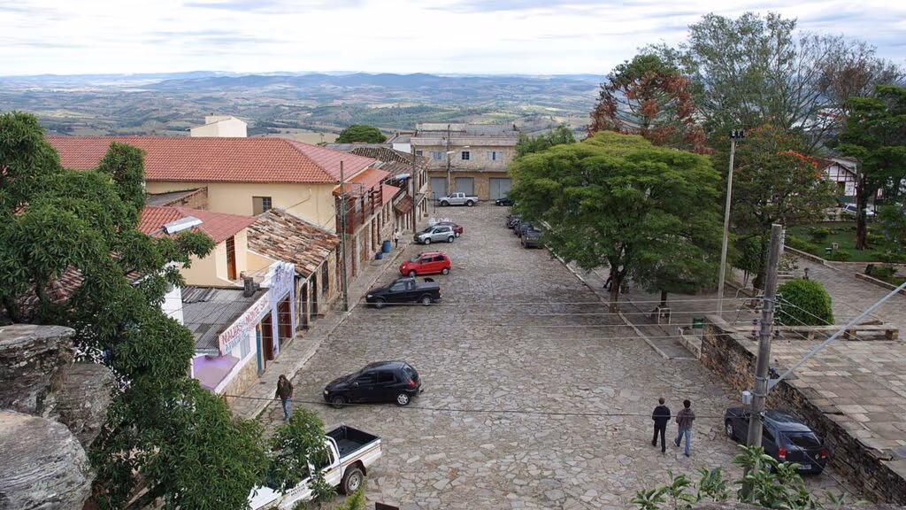 A cidade mineira construída sobre uma montanha de quartzito a 1.440 metros que nasceu de uma carta impossível