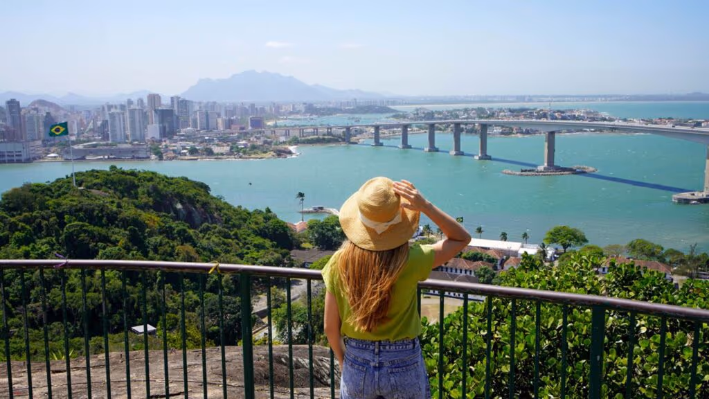 Fundada 14 anos antes de Salvador, essa cidade de 1535 tem 32 km de litoral, qualidade de vira europeia e o convento mais antigo do país