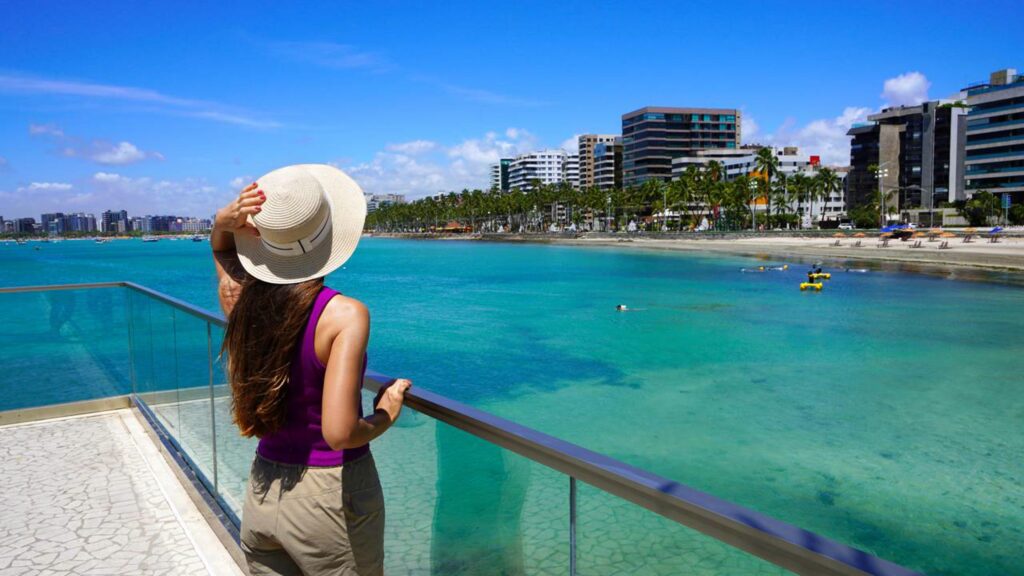 O Caribe Brasileiro: capital do Nordeste onde o mar forma piscinas naturais na orla urbana e a água é tão cristalina que parece cenário de filme