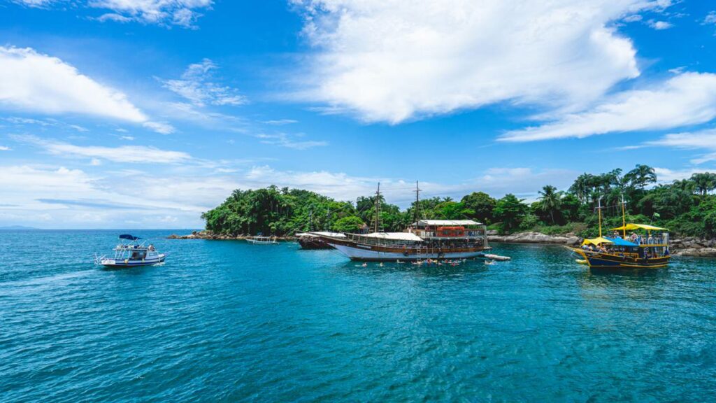A vila que parou no tempo e está entre as 50 mais bonitas do mundo: 65 ilhas, 100 praias e ruas que o mar lava há 200 anos