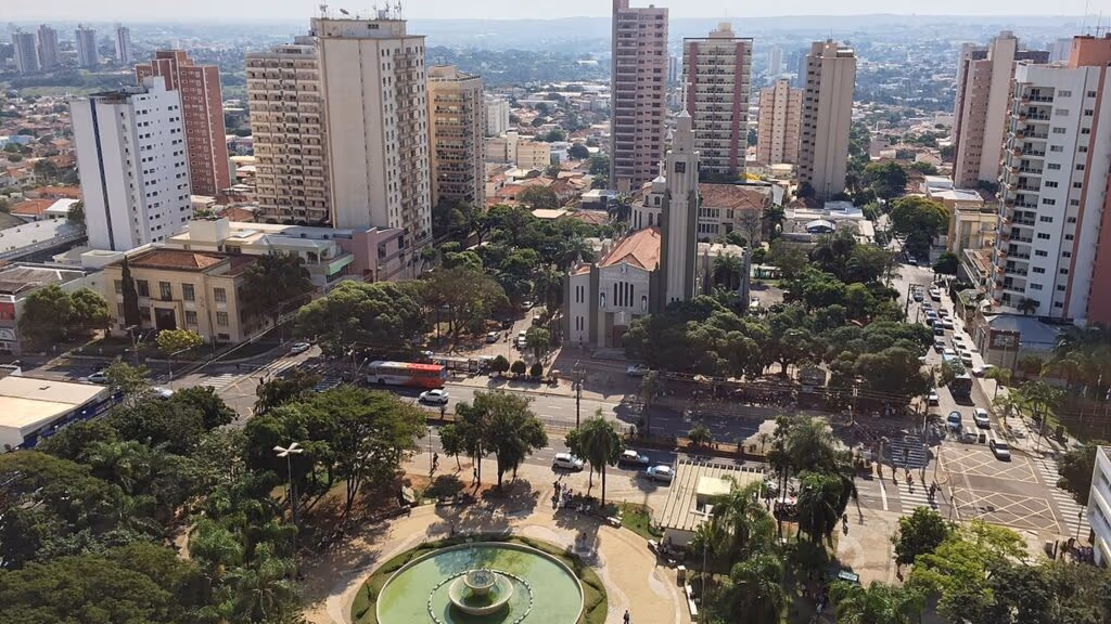 A cidade paulista a 558 km de São Paulo que nasceu antes do trem chegar e hoje tem águas termais brotando no meio do asfalto