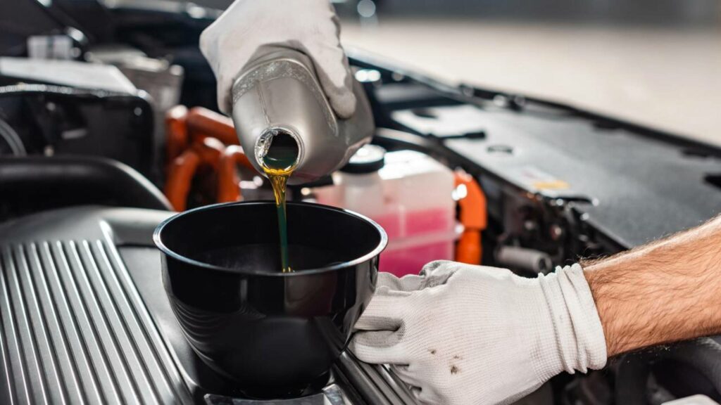 5 sinais claros de que o óleo do carro já passou da validade e precisa ser trocado urgentemente