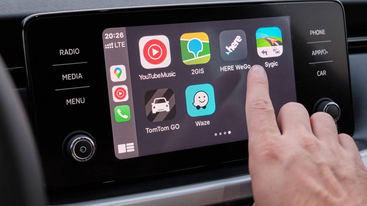 Painel digital e multimídia gigante escondem o básico: carro está cada vez mais caro e menos acessível