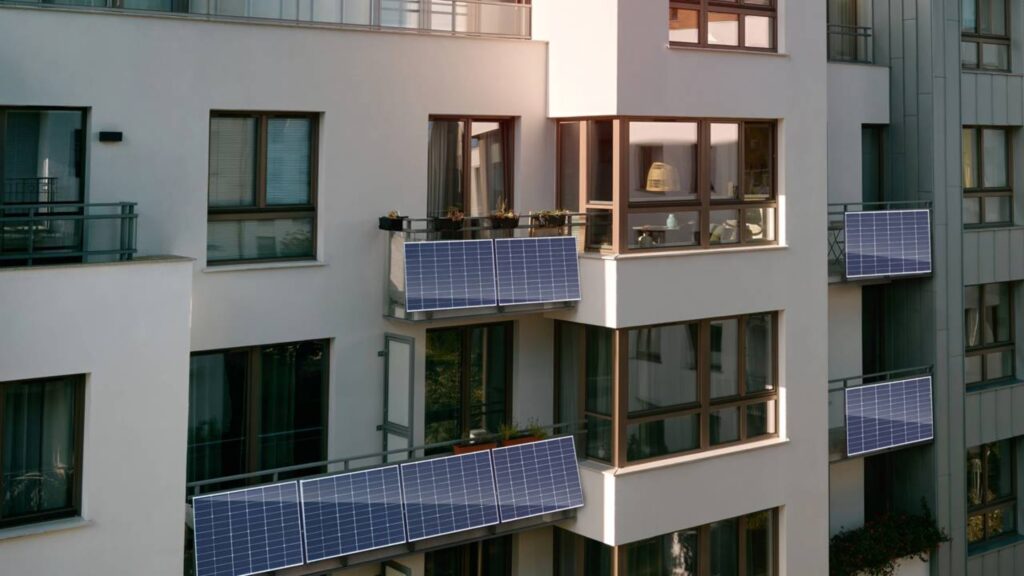 O que diz a lei sobre instalar painel solar na varanda do apartamento em condomínios