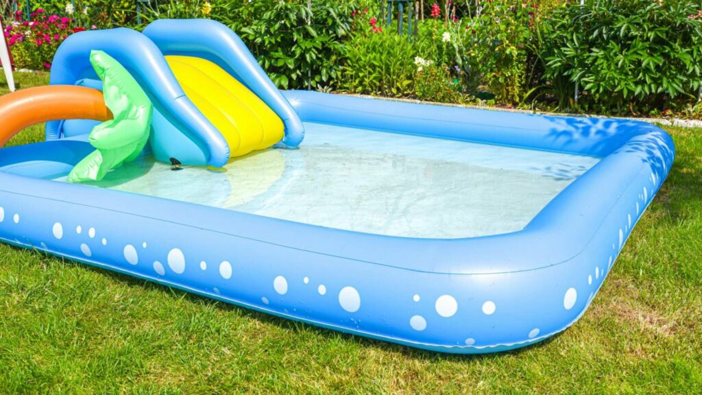 O que diz a lei sobre usar piscina de plástico na calçada?