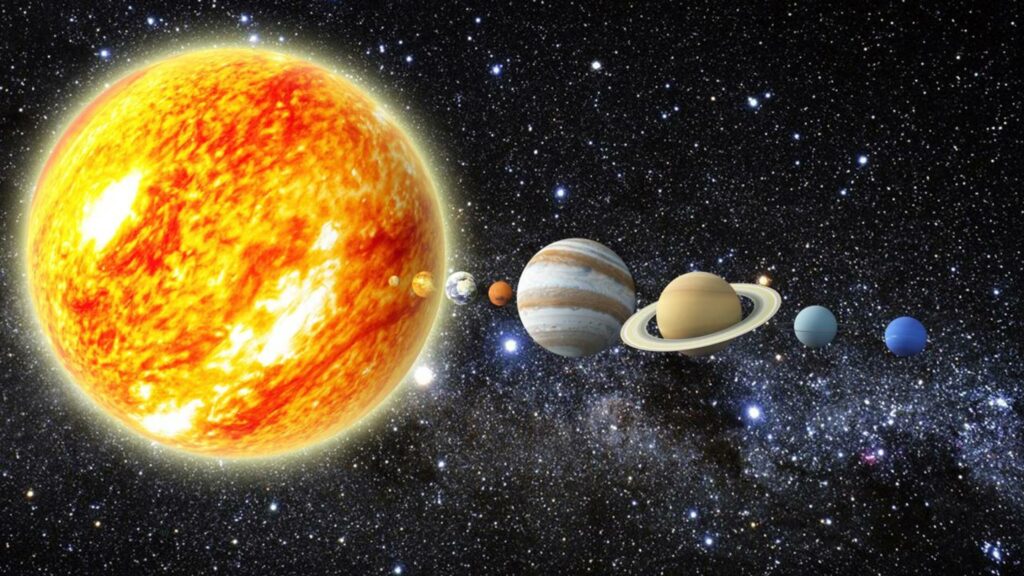 Pessoa em silhueta, usando um telescópio pequeno em uma colina sob um céu noturno estrelado, observando um alinhamento de planetas visíveis como pontos brilhantes.