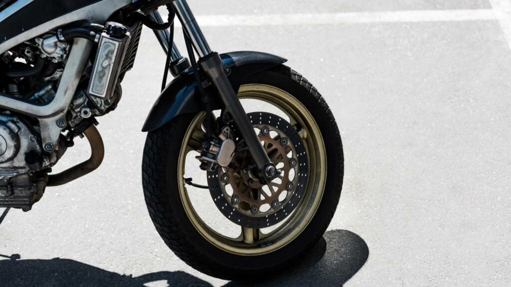 Pneu de moto tem validade e estoque antigo pode comprometer sua segurança sem você perceber