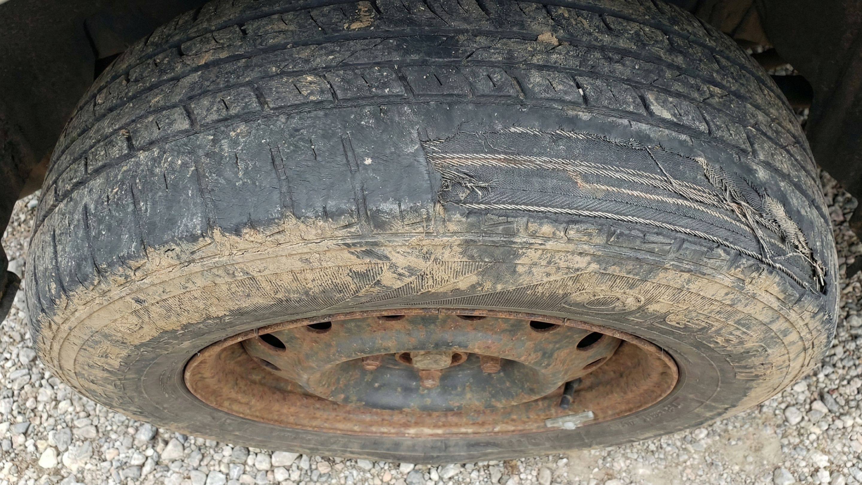 Pneu comendo de um lado: como descobrir se é alinhamento, cambagem ou folga em 2 minutos