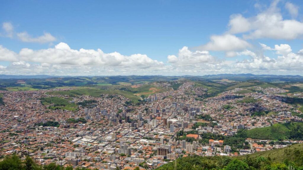 Única cidade brasileira construída dentro de um vulcão extinto com águas termais curativas e qualidade de vida garantida