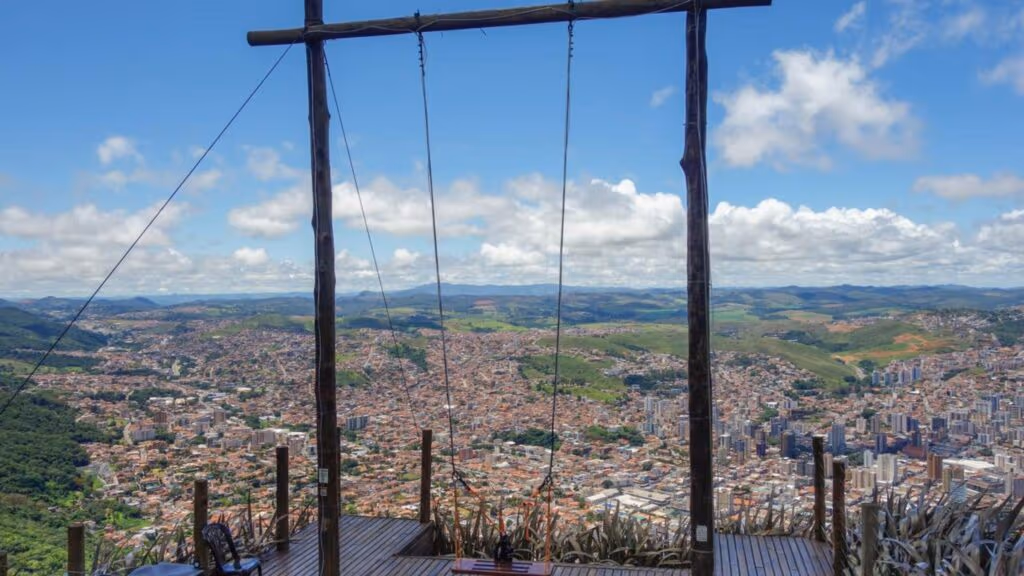 A cidade construída dentro de um vulcão onde águas termais e clima de montanha garantem qualidade de vida