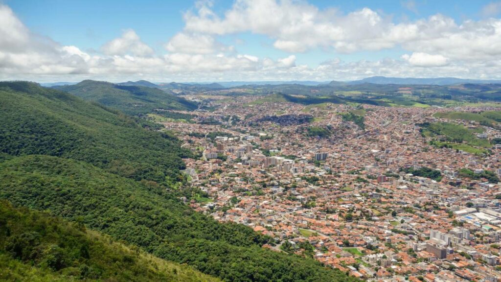 Única cidade brasileira construída dentro de um vulcão extinto com águas termais curativas e qualidade de vida garantida