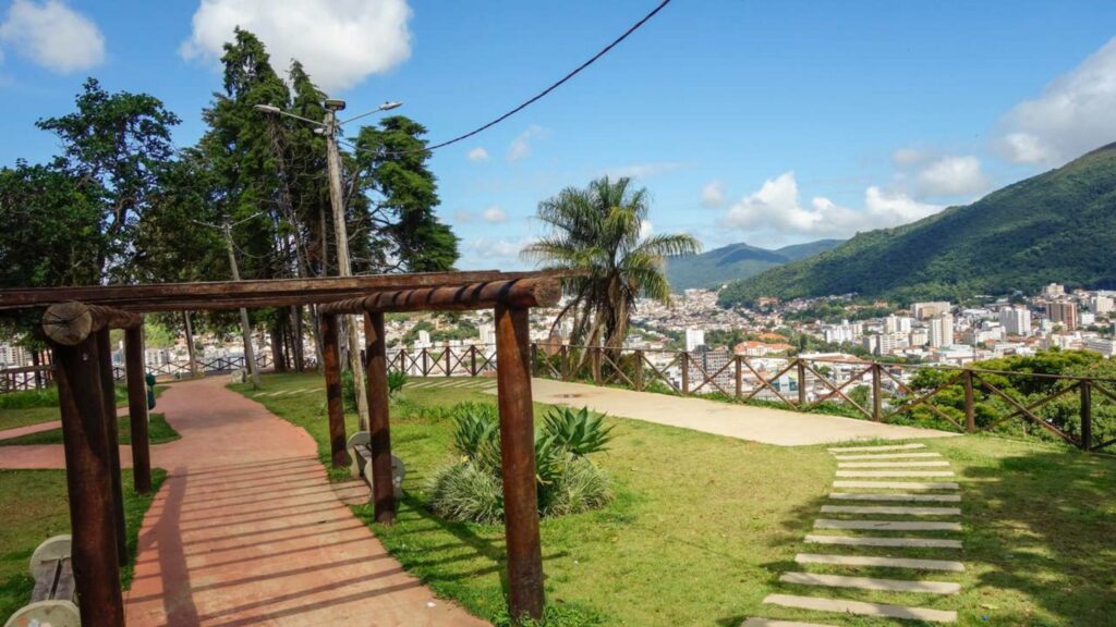 A única cidade construída dentro de um vulcão extinto com águas termais curativas a 45 °C e qualidade de vida garantida

