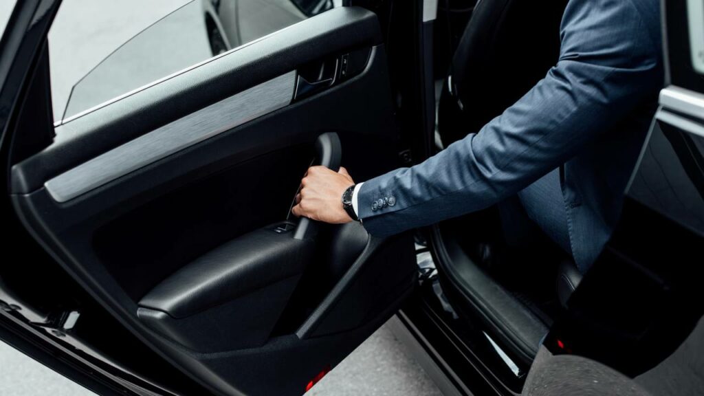 O que diz a lei sobre abrir a porta do carro sem olhar?