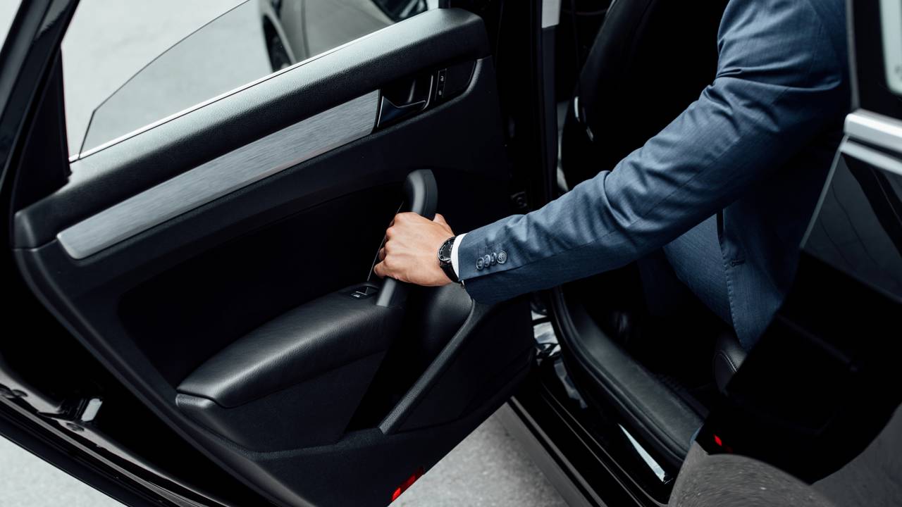 O que diz a lei sobre abrir a porta do carro sem olhar?