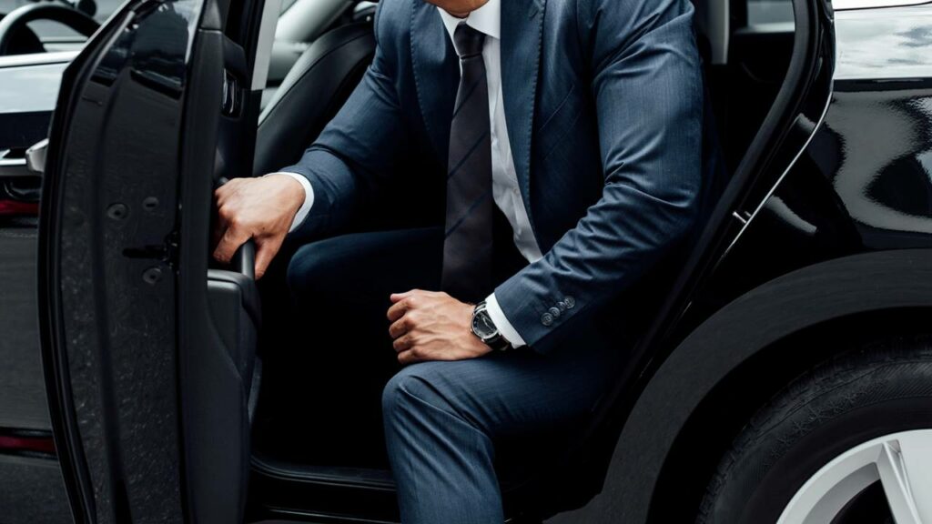 O que diz a lei sobre abrir a porta do carro sem olhar?