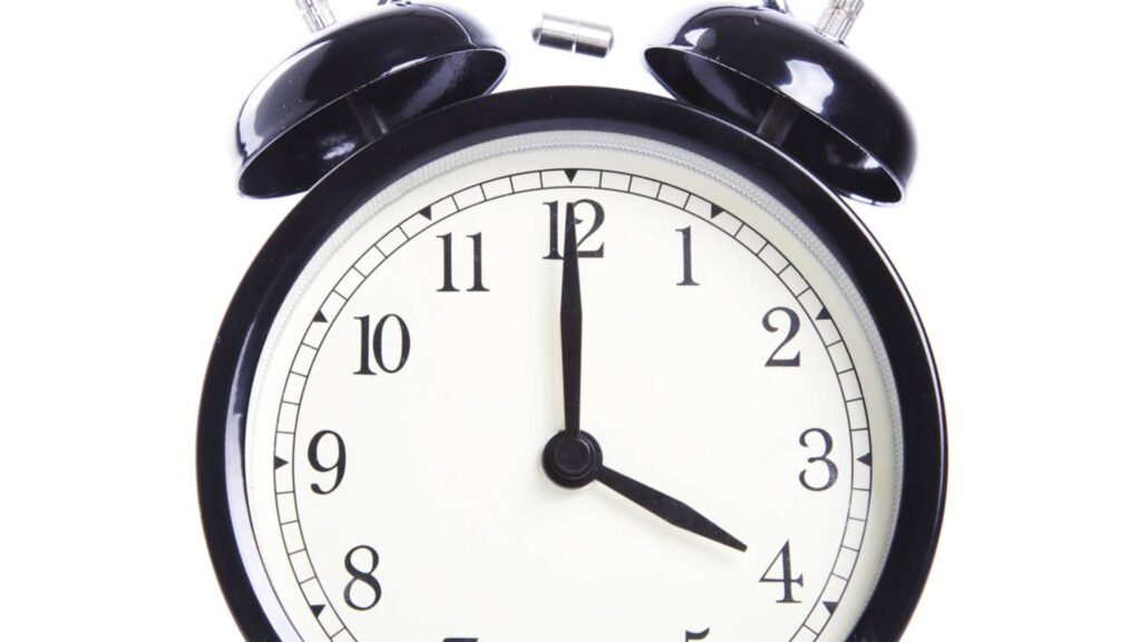 Por que usamos AM e PM para marcar as horas e qual é a origem desse sistema antigo