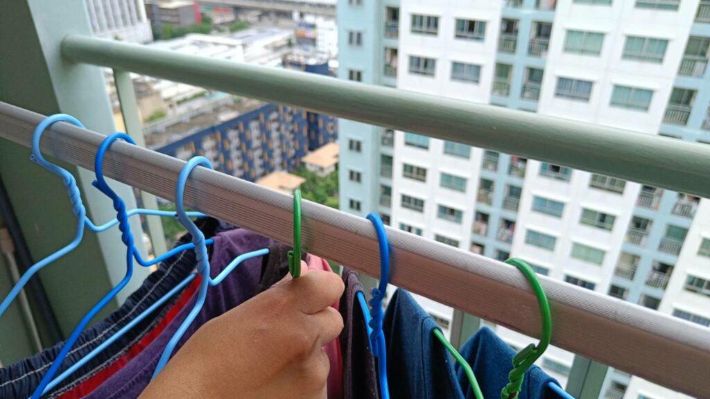 O que diz a lei sobre pendurar roupas na varanda do apartamento?