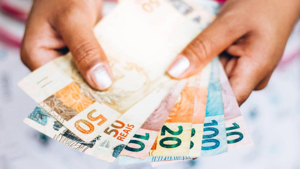 Como economizar dinheiro ganhando pouco sem precisar cortar tudo da sua vida