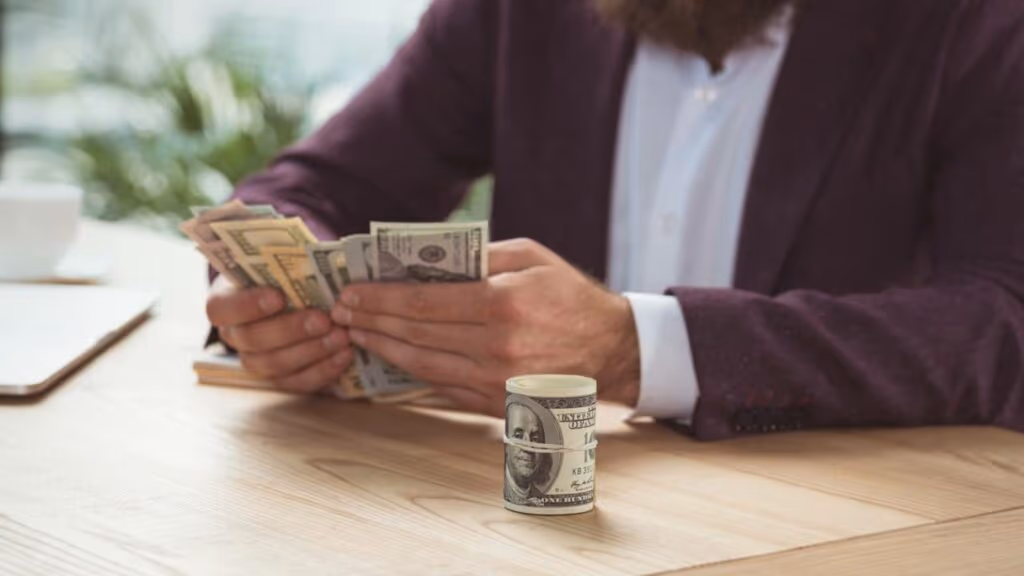 Este homem tem uma renda de 18 mil por mês de um jeito muito mais simples do que você imagina