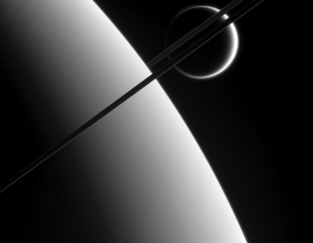 A lua Titã vista por trás dos anéis de Saturno, capturados pela sonda Cassini - NASA/JPL/Space Science Institute