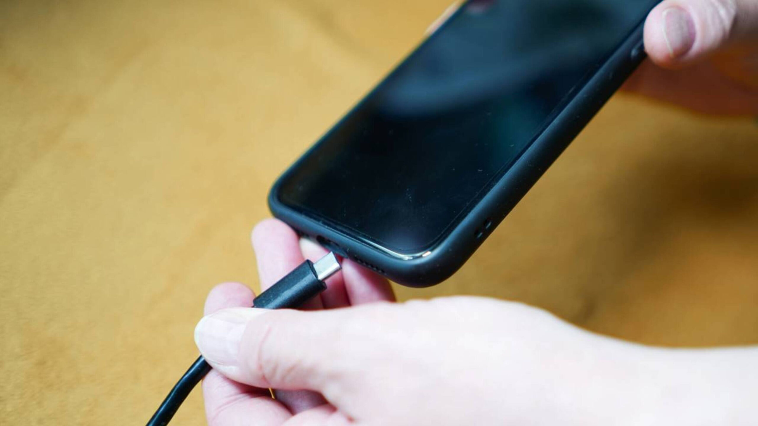 6 erros de carregamento que estão acabando com a bateria do celular sem que muita gente perceba