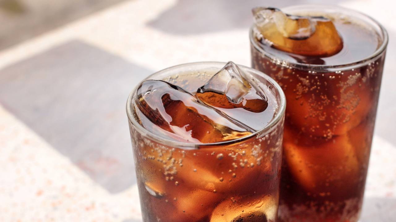 Qual bebida faz mais mal à saúde: suco em pó ou refrigerante?