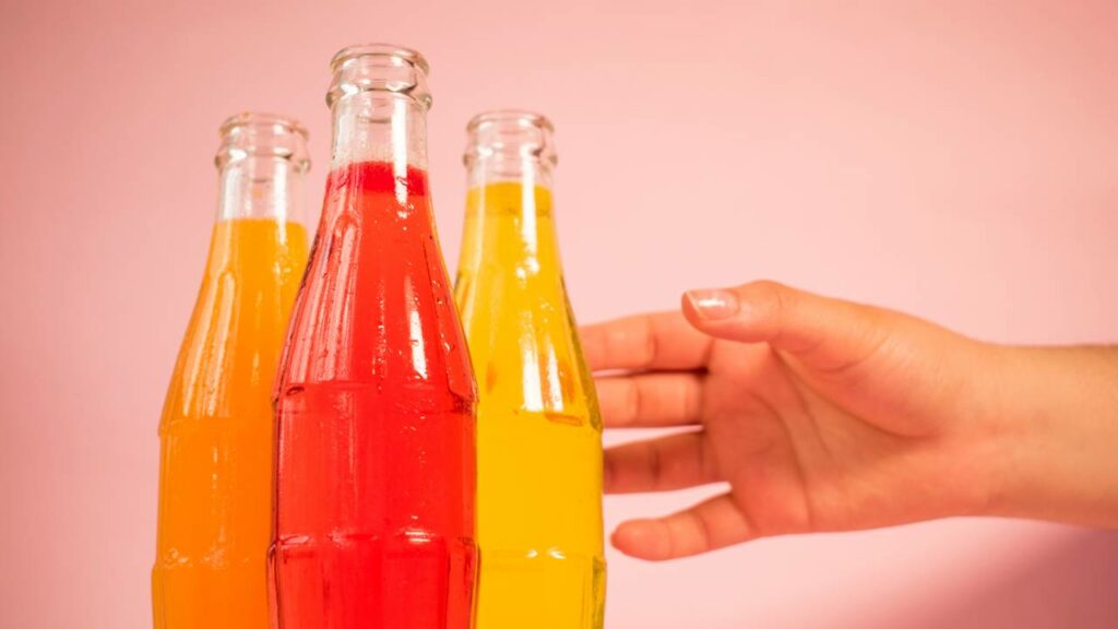 Qual bebida faz mais mal à saúde: suco em pó ou refrigerante?