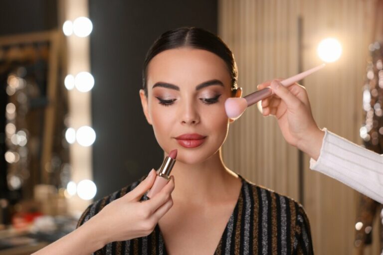 2026 é o novo 2016: nostalgia traz de volta a estética maximalista à maquiagem 