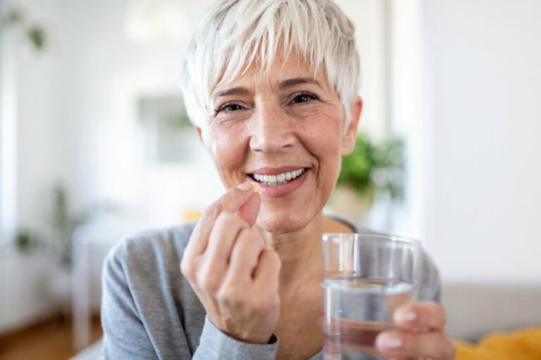 Cabelo na menopausa: veja como o período afeta a saúde dos fios