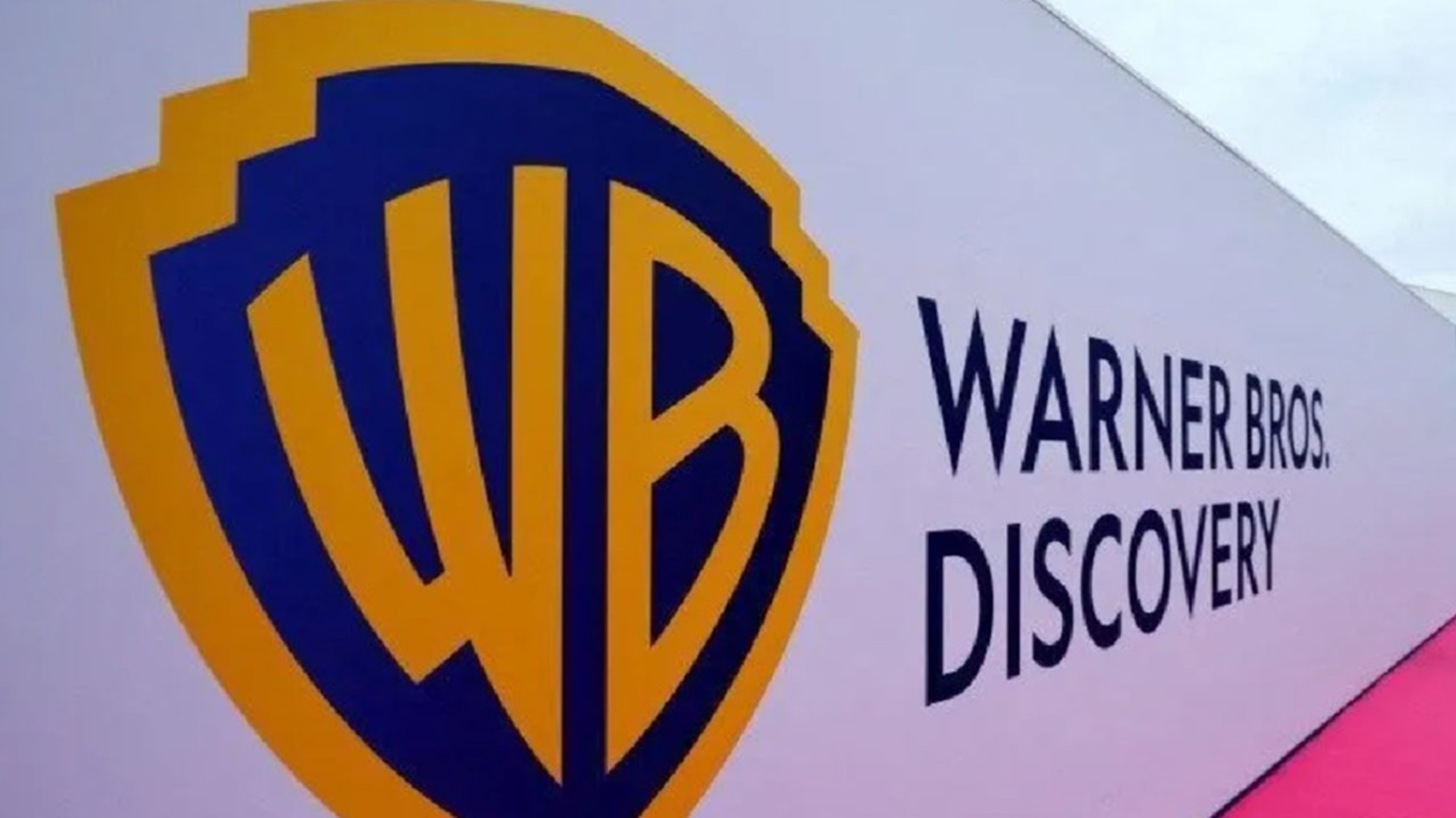 Warner finalmente decide avaliar oferta da Paramount