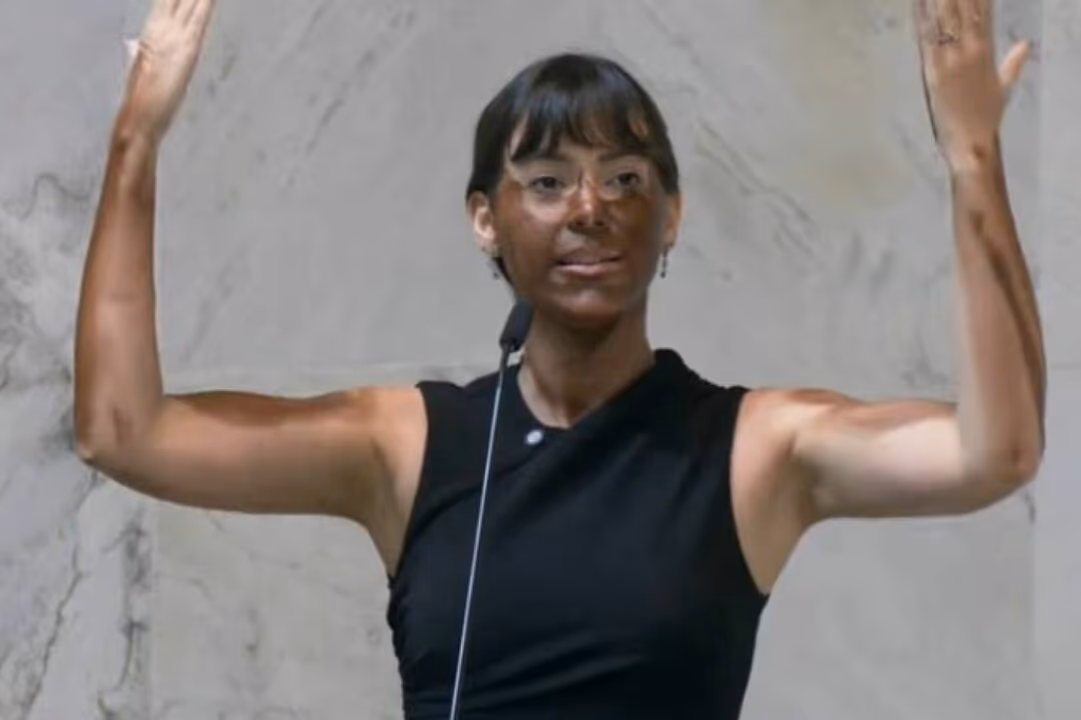 Fabiana Bolsonaro se pinta de marrom para protestar contra Erika Hilton